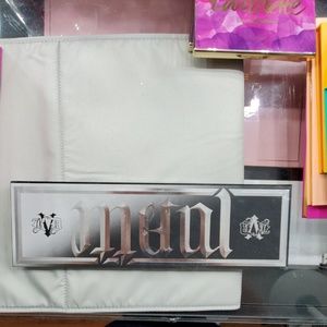 Kate von d metal pallet